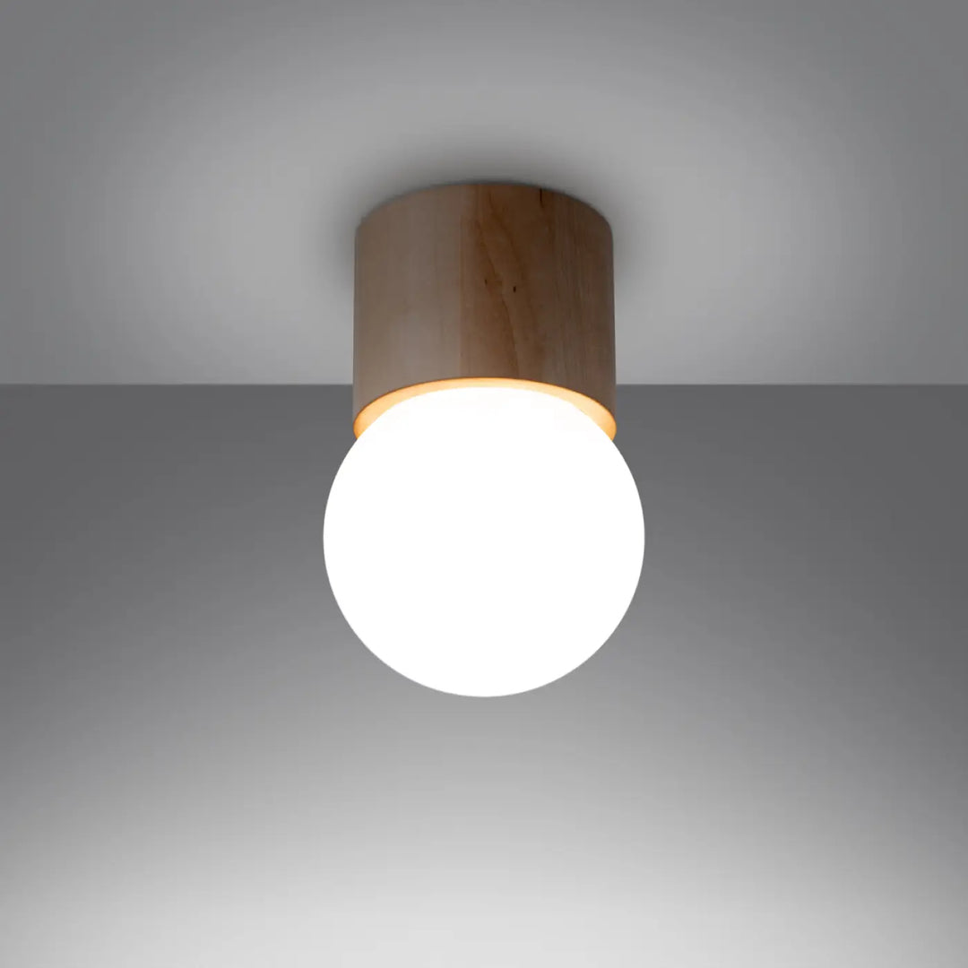 Luminaire plafonnier boom 8 avec base cylindrique en bois et globe en verre dépoli dans un style raffiné minimalisme scandinave