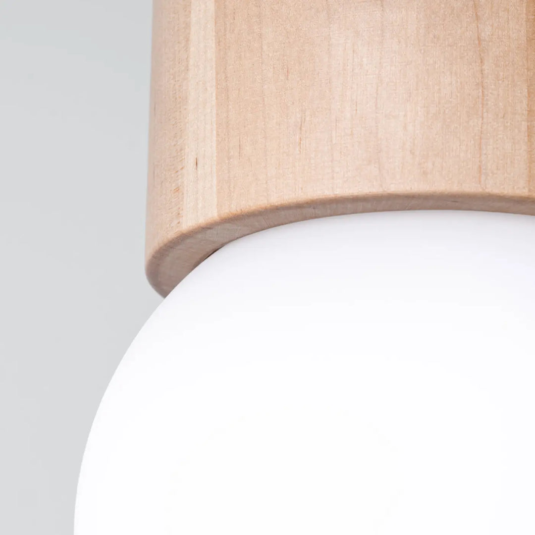 Luminaire plafonnier boomo 8 minimalisme scandinave avec globe en verre blanc opaque et dessus en bois naturel style raffiné