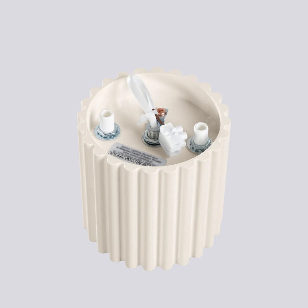 Luminaire plafonnier aura 1 beige crème en forme unique inspirée avec rainures verticales et bord festonné
