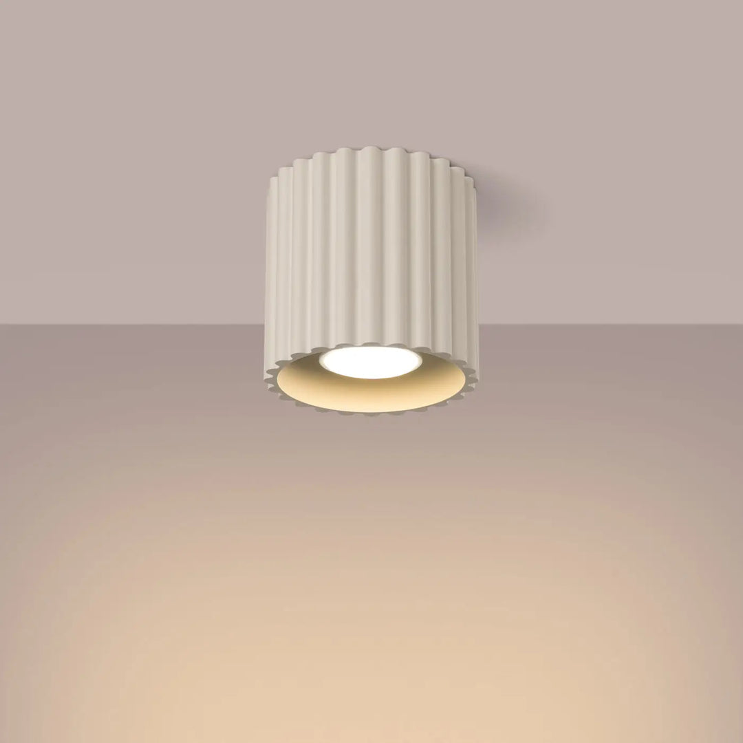 Luminaire plafonnier aura 1 beige avec forme unique inspirée, abat-jour cylindrique cannelé blanc et base circulaire chaude