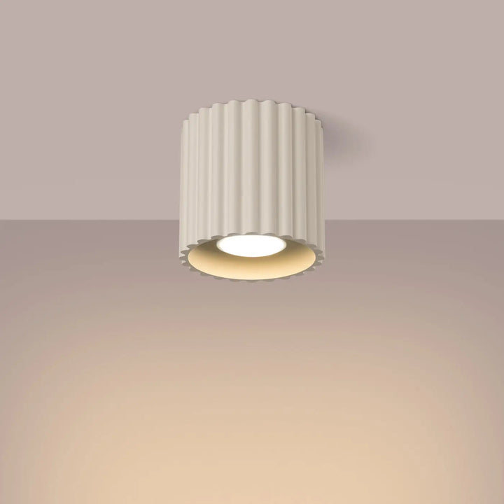 Luminaire plafonnier aura 1 beige avec forme unique inspirée, abat-jour cylindrique cannelé blanc et base circulaire chaude