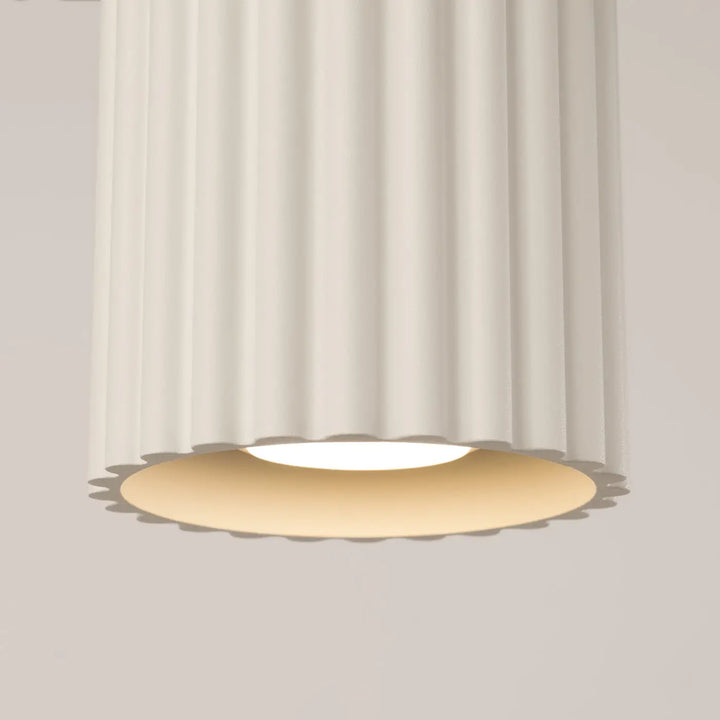 Luminaire plafonnier aura 1 beige avec une forme unique inspirée en métal doré chaud et centre lumineux blanc doux