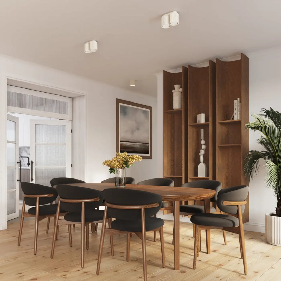 Luminaire plafonnier aura 1 beige avec forme unique inspirée et table à manger en bois clair avec chaises rembourrées foncées