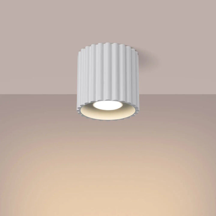 Luminaire plafonnier aura 1 blanc avec forme unique inspirée et éclairage encastré cylindrique à flancs blancs et lumière chaude