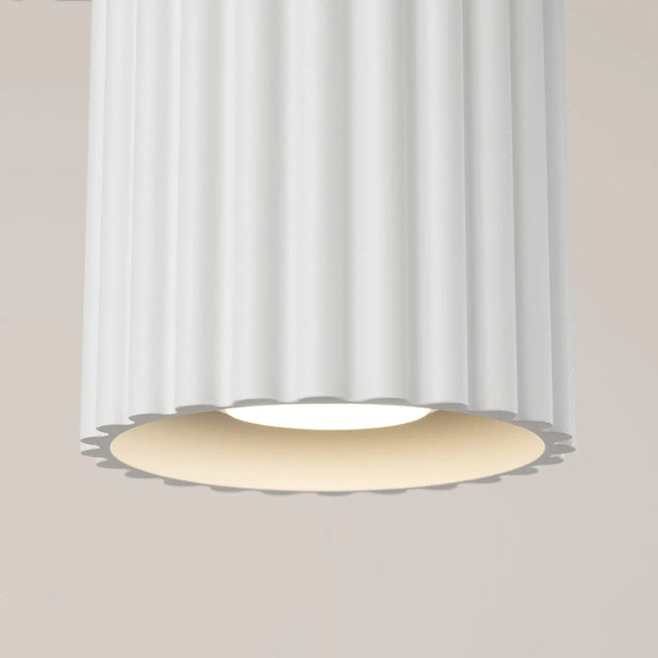 Luminaire plafonnier aura 1 blanc avec rideau plissé blanc et base circulaire à bord beige forme unique inspirée