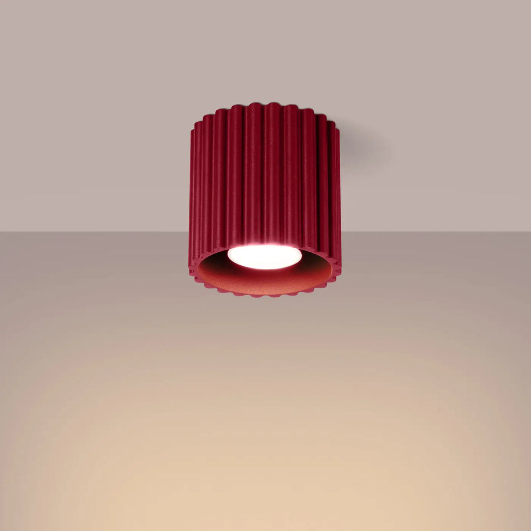 Luminaire plafonnier aura 1 bordeaux en forme unique inspirée avec lumière chaude et reliefs verticaux en cylindre rouge