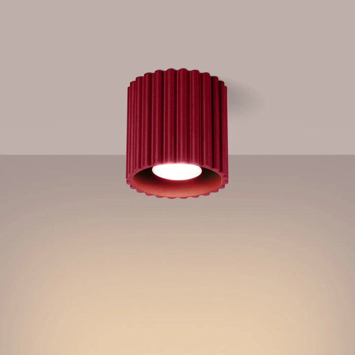 Luminaire plafonnier aura 1 bordeaux en forme unique inspirée avec lumière chaude et reliefs verticaux en cylindre rouge