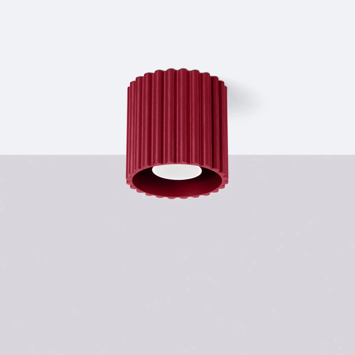 Luminaire plafonnier aura 1 bordeaux avec forme unique inspirée cylindre rouge profond et ampoule blanche centrale