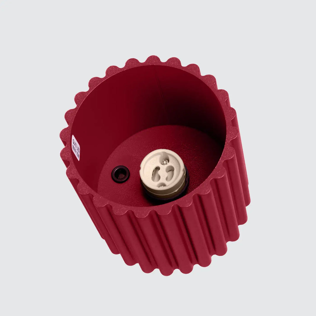 Luminaire plafonnier aura 1 bordeaux avec douille en métal rouge nervuré et base en céramique beige forme unique inspirée