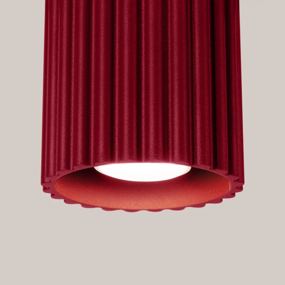 Luminaire plafonnier aura 1 bordeaux en forme unique inspirée rouge cylindrique moderne à rainures verticales avec bord festonné