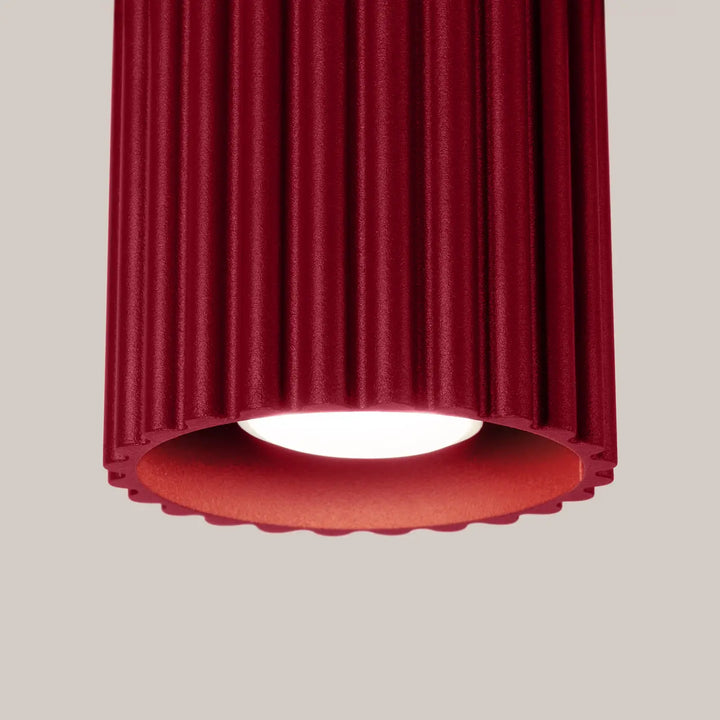 Luminaire plafonnier aura 1 bordeaux en forme unique inspirée rouge cylindrique moderne à rainures verticales avec bord festonné