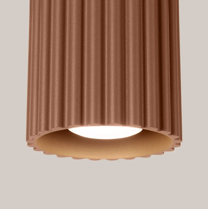Luminaire plafonnier aura 1 moka en cuivre à forme unique inspirée avec lumière chaude et structure cylindrique côtelée