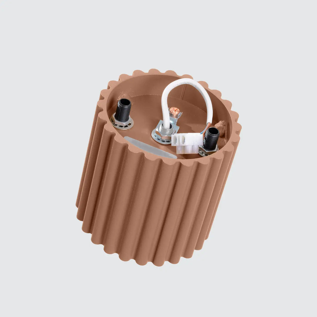 Luminaire plafonnier aura 1 moka avec dissipateur thermique marron nervuré forme unique inspirée et bornes métalliques internes