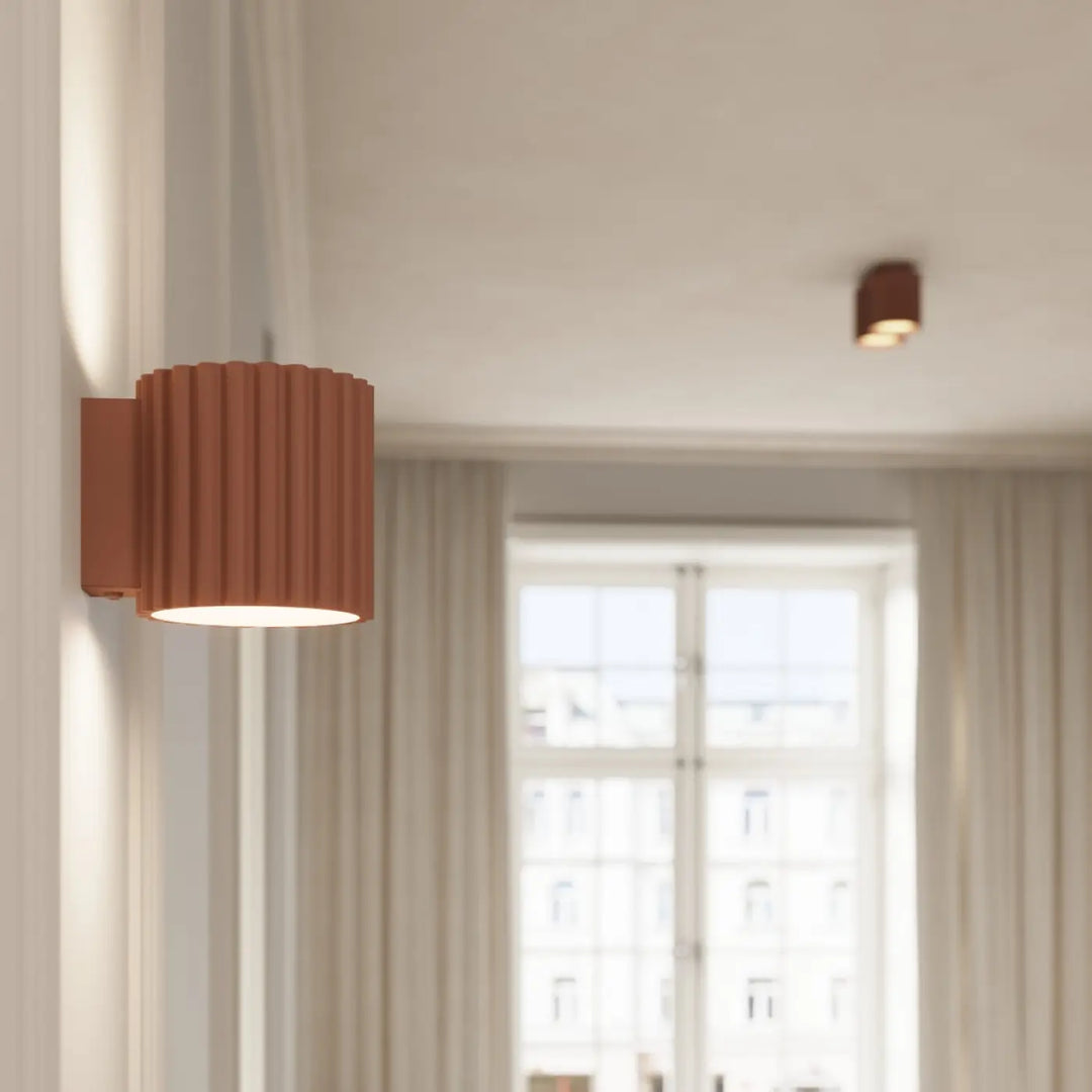 Luminaire plafonnier aura 1 moka forme unique inspirée avec applique murale cylindrique rouille et lumière diffuse chaude
