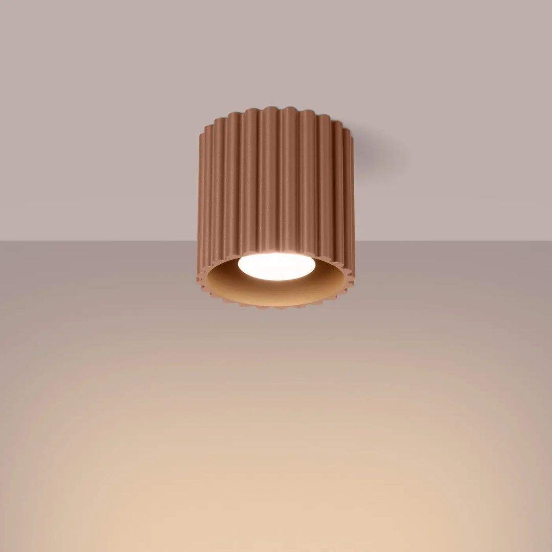 Luminaire plafonnier aura 1 moka cuivre forme unique inspirée avec rainures verticales et ampoule circulaire chaude