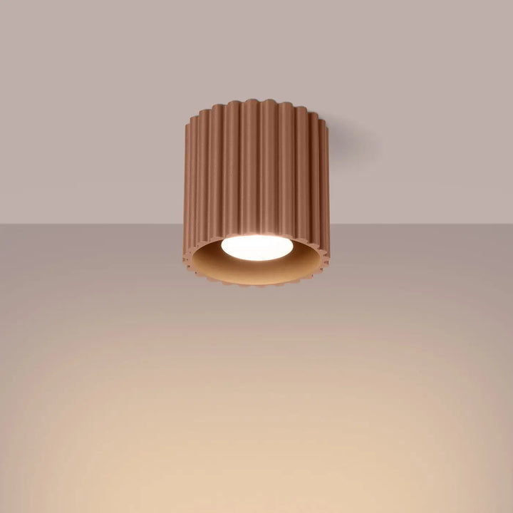 Luminaire plafonnier aura 1 moka cuivre forme unique inspirée avec rainures verticales et ampoule circulaire chaude
