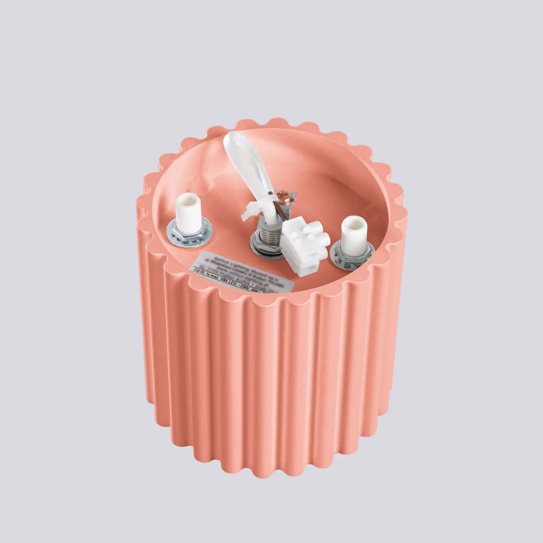 Base de lampe cylindrique rose avec bord festonné et trois douilles blanches, forme unique inspirée luminaire plafonnier Aura 1 peach