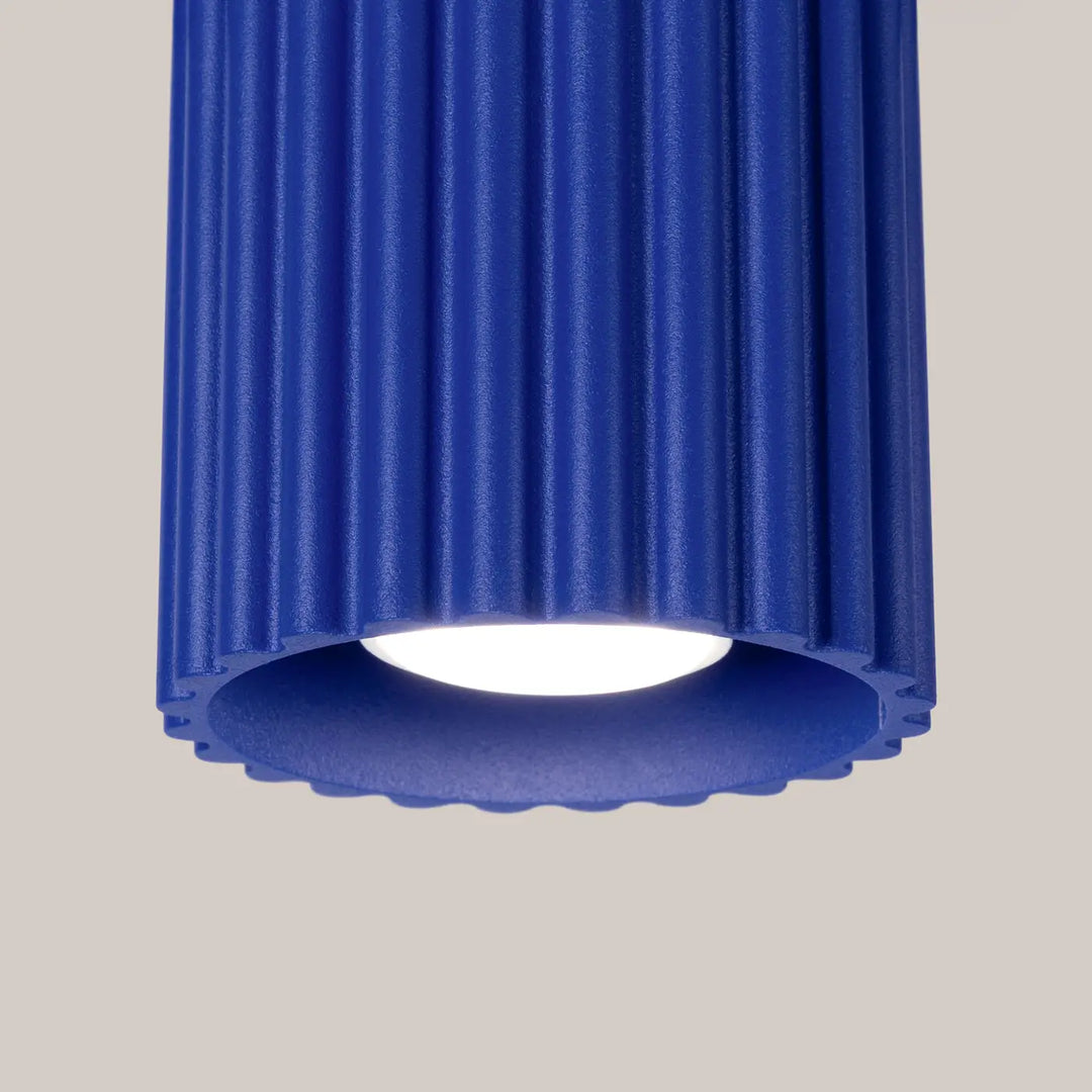Luminaire plafonnier aura 1 ultramarine forme unique inspirée bleu cylindrique nervuré avec ampoule blanche éclatante