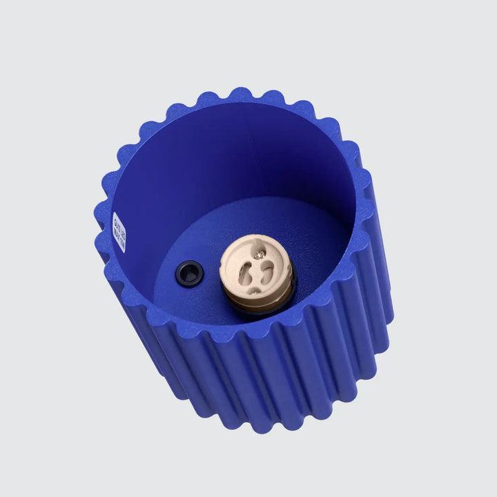 Luminaire plafonnier aura 1 ultramarine en plastique bleu avec douille beige et laiton forme unique inspirée
