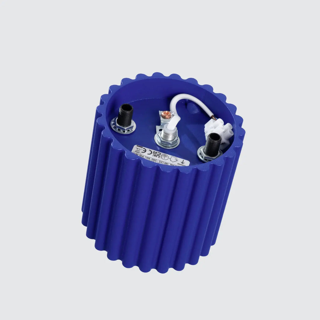 Luminaire plafonnier aura 1 ultramarine avec dissipateur thermique bleu nervuré et forme unique inspirée