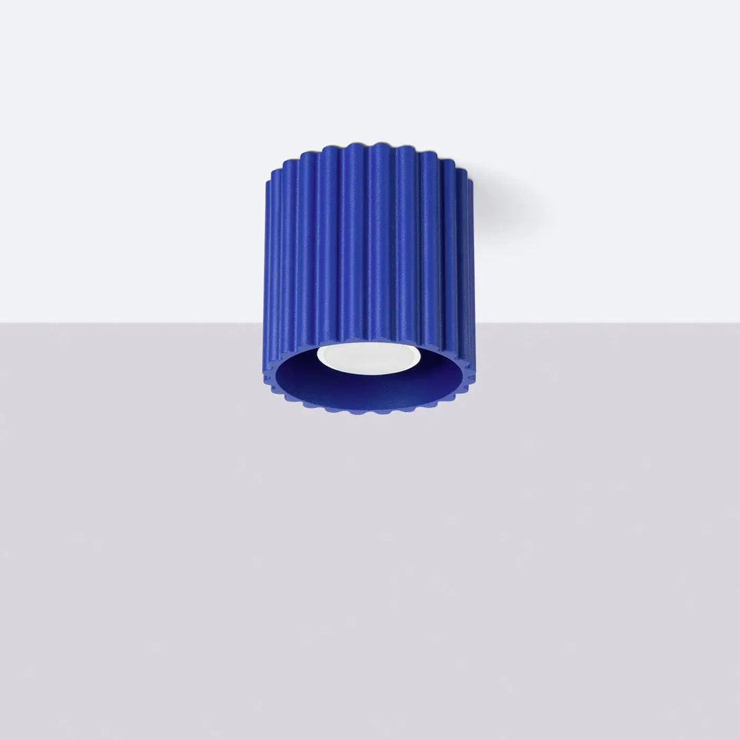 Luminaire plafonnier aura 1 ultramarine en forme unique inspirée avec corps cylindrique côtelé bleu cobalt vif et intérieur lisse