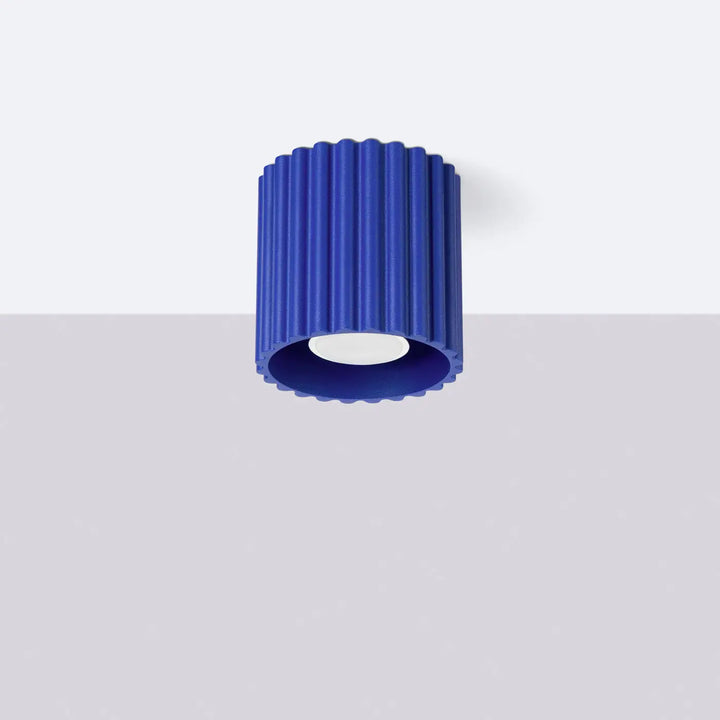 Luminaire plafonnier aura 1 ultramarine en forme unique inspirée avec corps cylindrique côtelé bleu cobalt vif et intérieur lisse