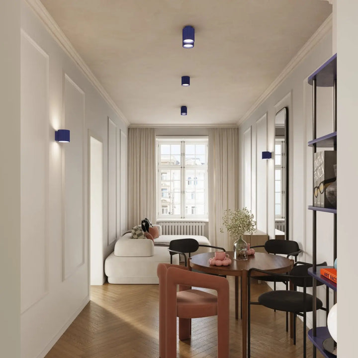Luminaire plafonnier aura 1 ultramarine avec forme unique inspirée et table à manger moderne minimaliste en bois foncé