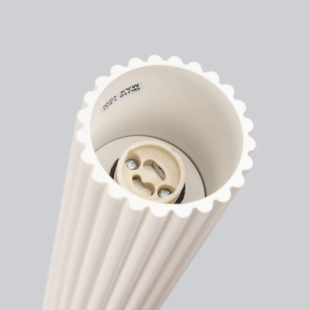 Plafonnier karbon beige avec abat-jour côtelé crème à bord festonné et douille ampoule e27 design minimaliste