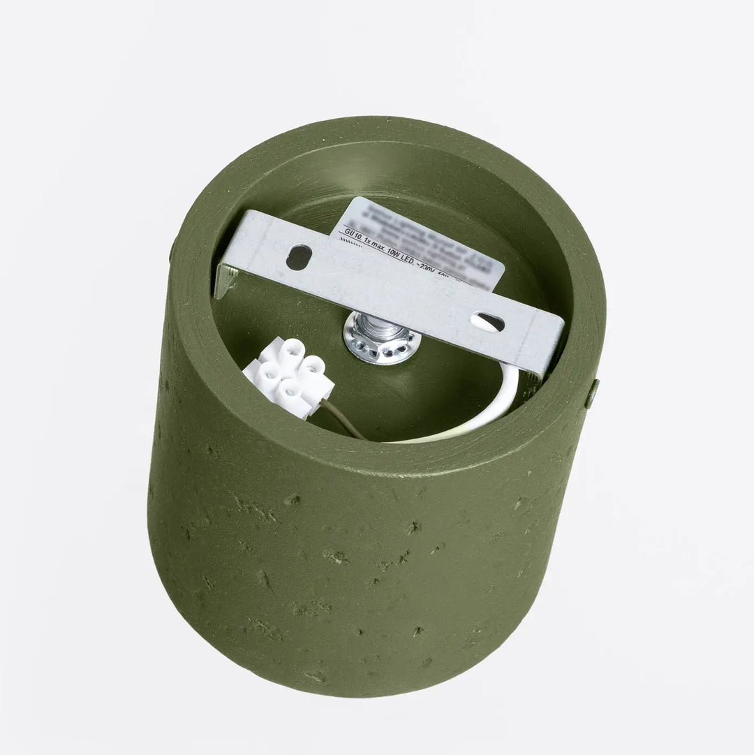 Plafonnier orbis vert olive en béton cylindrique avec finition mate texturée et câblage interne visible design contemporain