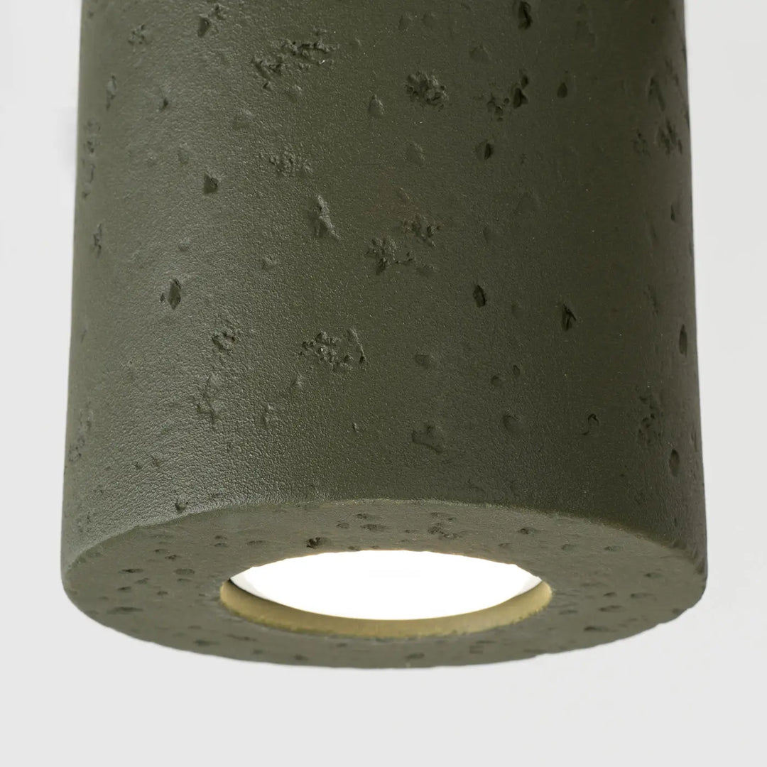 Plafonnier orbis vert olive en béton texturé avec ampoule led encastrée design contemporain