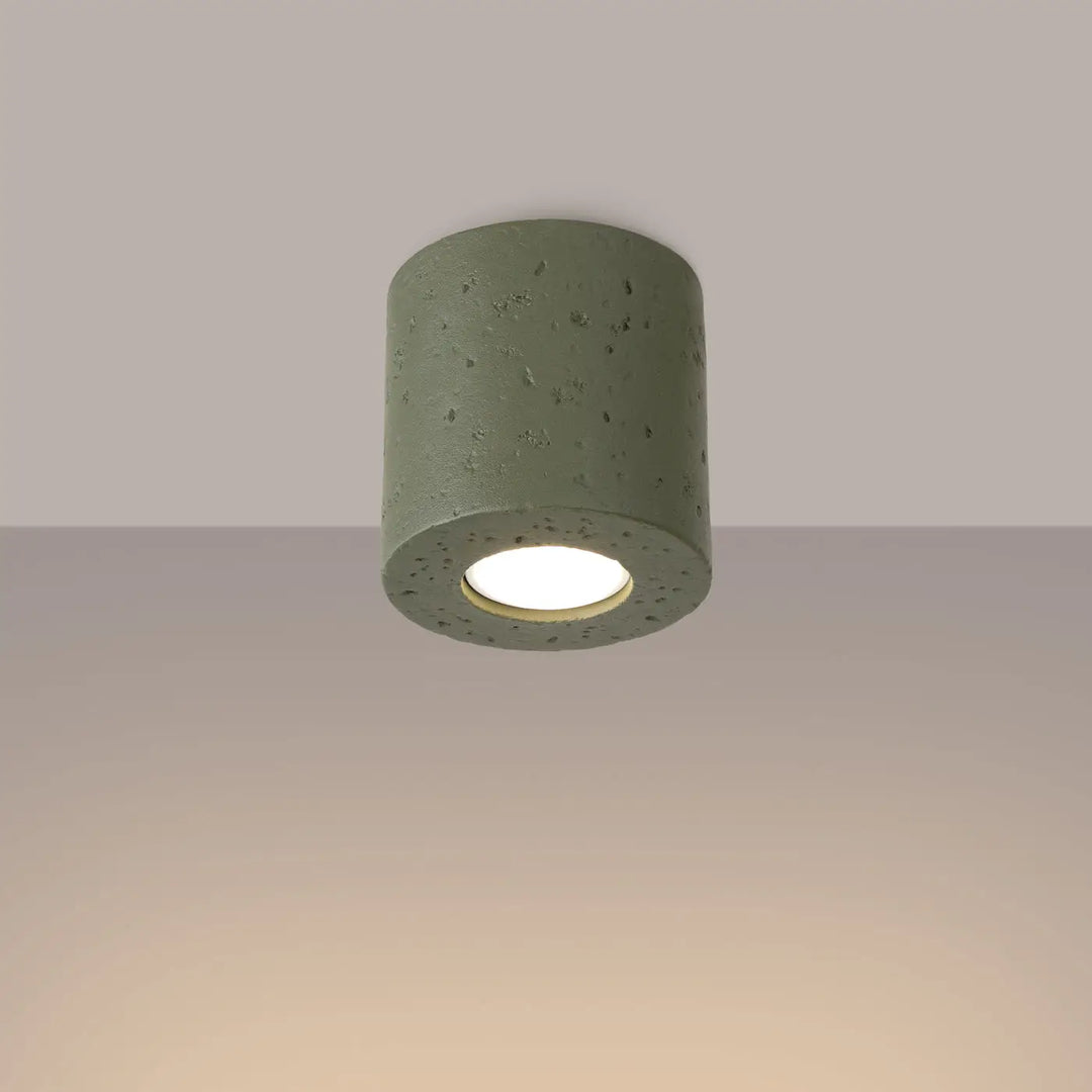 Luminaire plafonnier orbis vert olive en béton mat texturé avec ampoule led encastrée pour un design contemporain