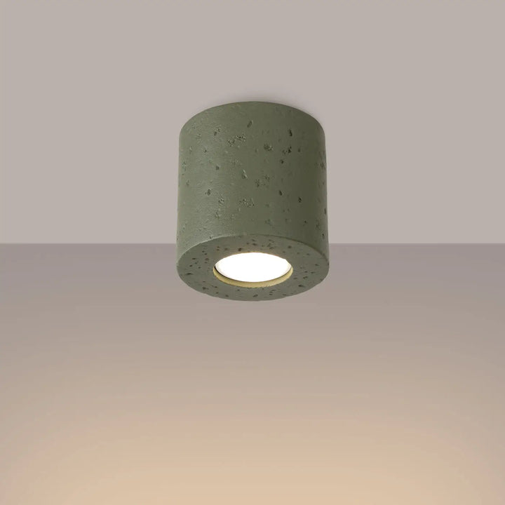 Luminaire plafonnier orbis vert olive en béton mat texturé avec ampoule led encastrée pour un design contemporain