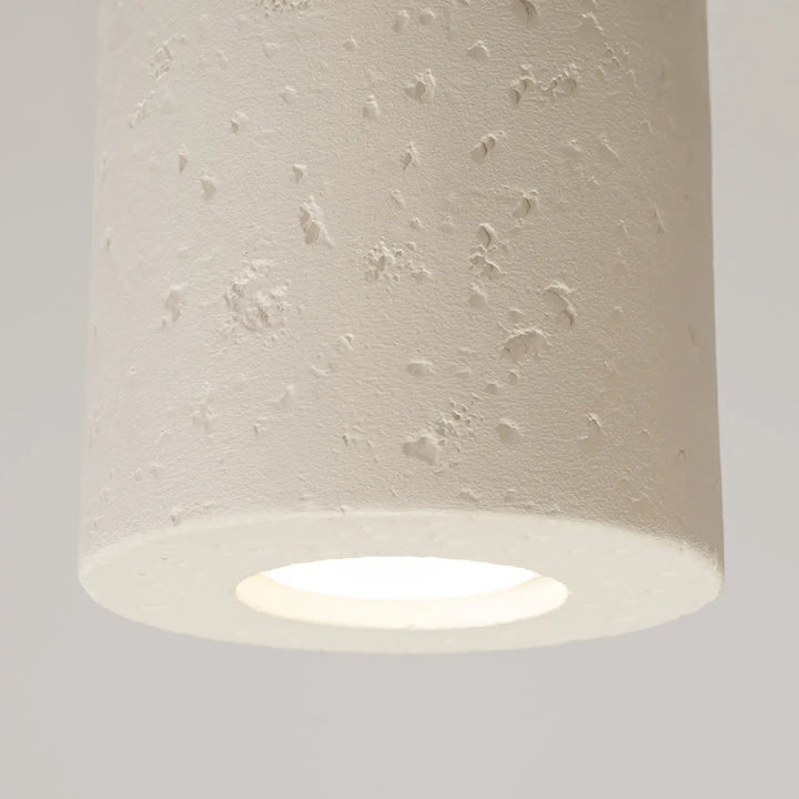 Plafonnier orbis beige cylindrique en texture mate avec forme moderne et accent décoratif unique pour plafond