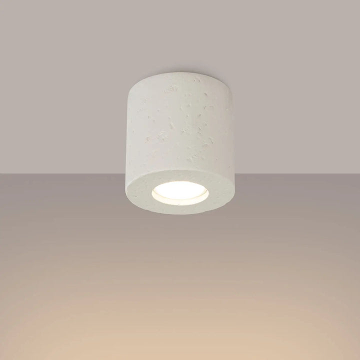 Plafonnier orbis beige en béton cylindrique texturé avec éclairage led chaud forme moderne et accent décoratif unique