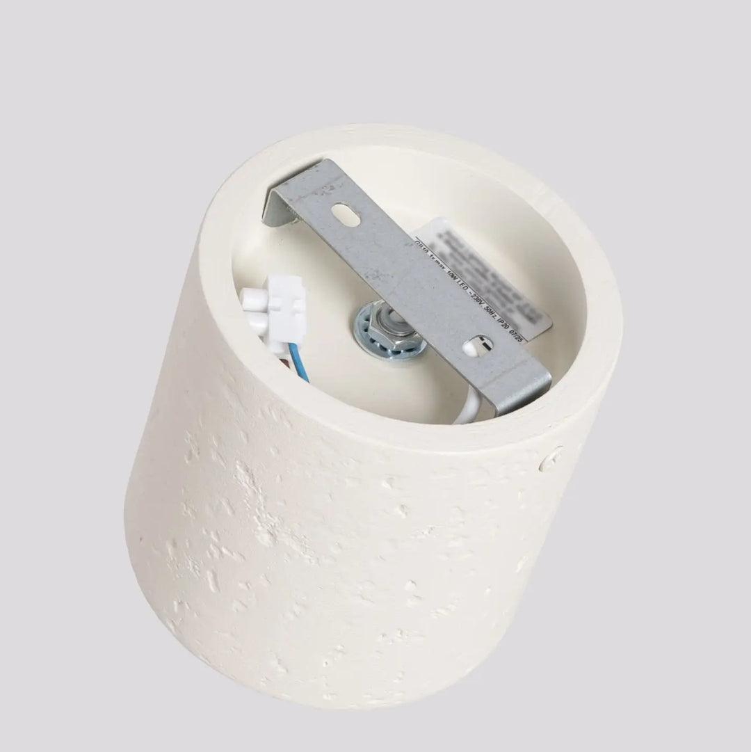 Luminaire plafonnier orbis beige en forme moderne avec texture cylindrique et support métallique pour un accent décoratif unique