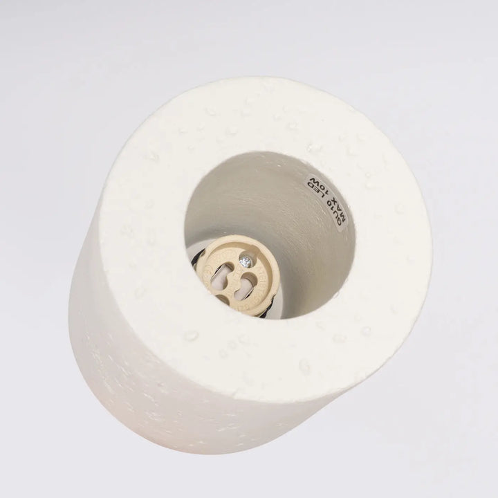 Plafonnier orbis beige en céramique blanche avec surface texturée et douille intérieure en laiton pour accent décoratif unique