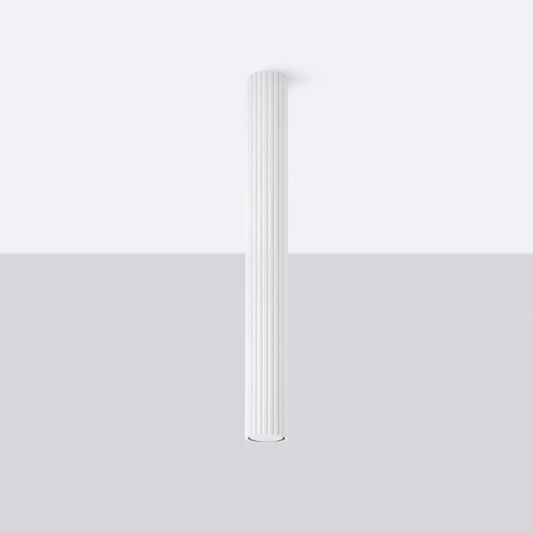 Radiateur blanc à cannelures verticales design minimaliste dans le plafonnier karbon avec ampoules gu10 interchangeables