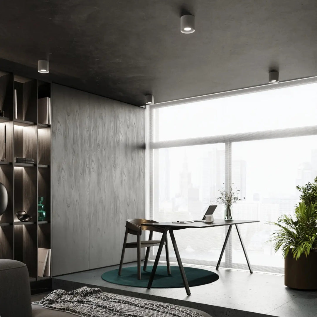 Bureau moderne minimaliste noir à pieds trépied près d’une grande fenêtre avec une lampe plafond mika moderne gris