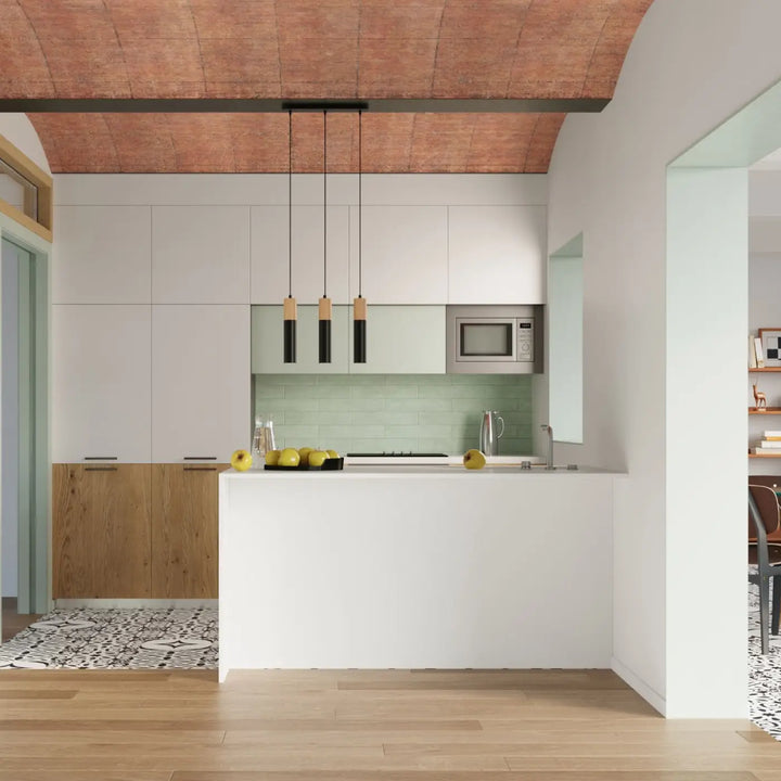 Luminaire plafonnier moderne pablo noir avec poutre cuivrée et suspensions noires dans cuisine minimaliste blanche