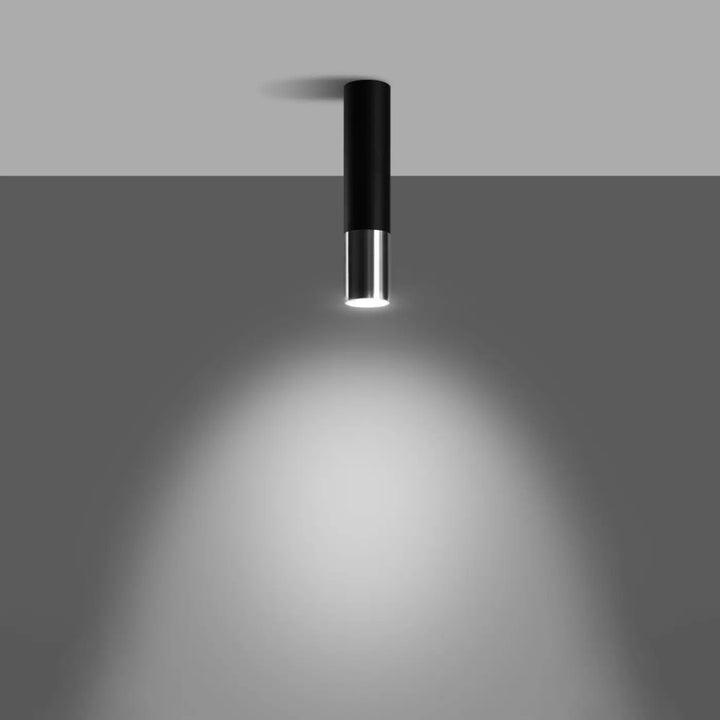 Plafonnier loopez noir cylindrique avec accent en chrome métalliques brillants émettant un faisceau lumineux blanc focalisé