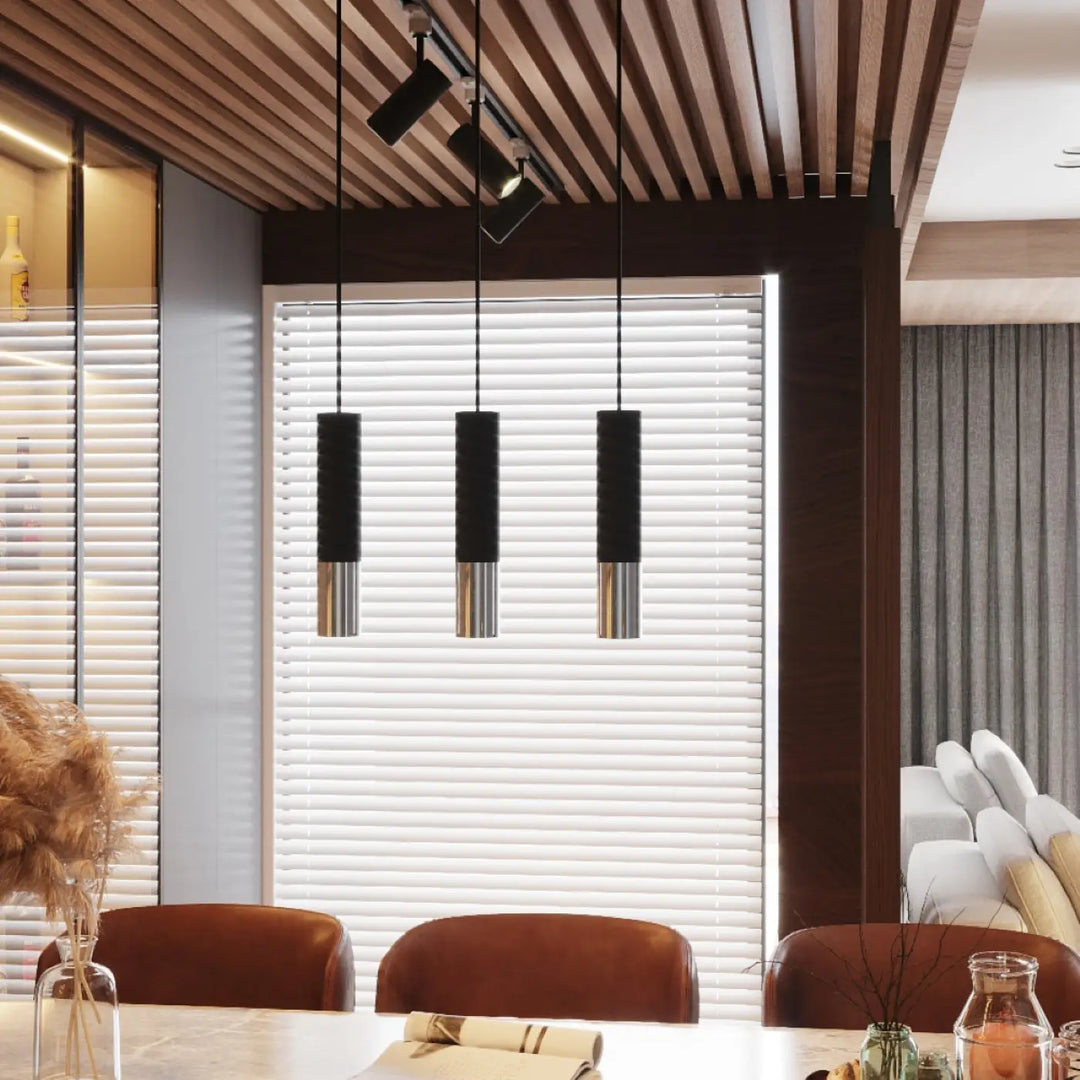 Trois luminaires plafonnier loopez noir avec sections supérieures texturées et métalliques brillants chromés suspendus au plafond