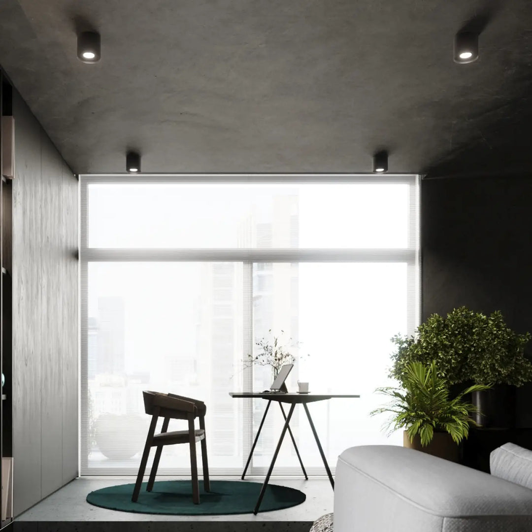 Luminaire plafonnier mika noir avec table tripode noire minimaliste et design moderne pour plafond mika allie simplicité