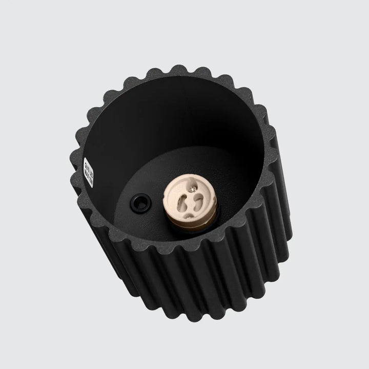 Luminaire plafonnier aura 1 noir avec forme unique inspirée en cylindre texturé noir et douille laiton beige