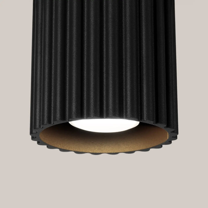 Luminaire plafonnier aura 1 noir avec forme unique inspirée, finition mate noire et bord intérieur doré ribbé cylindrique