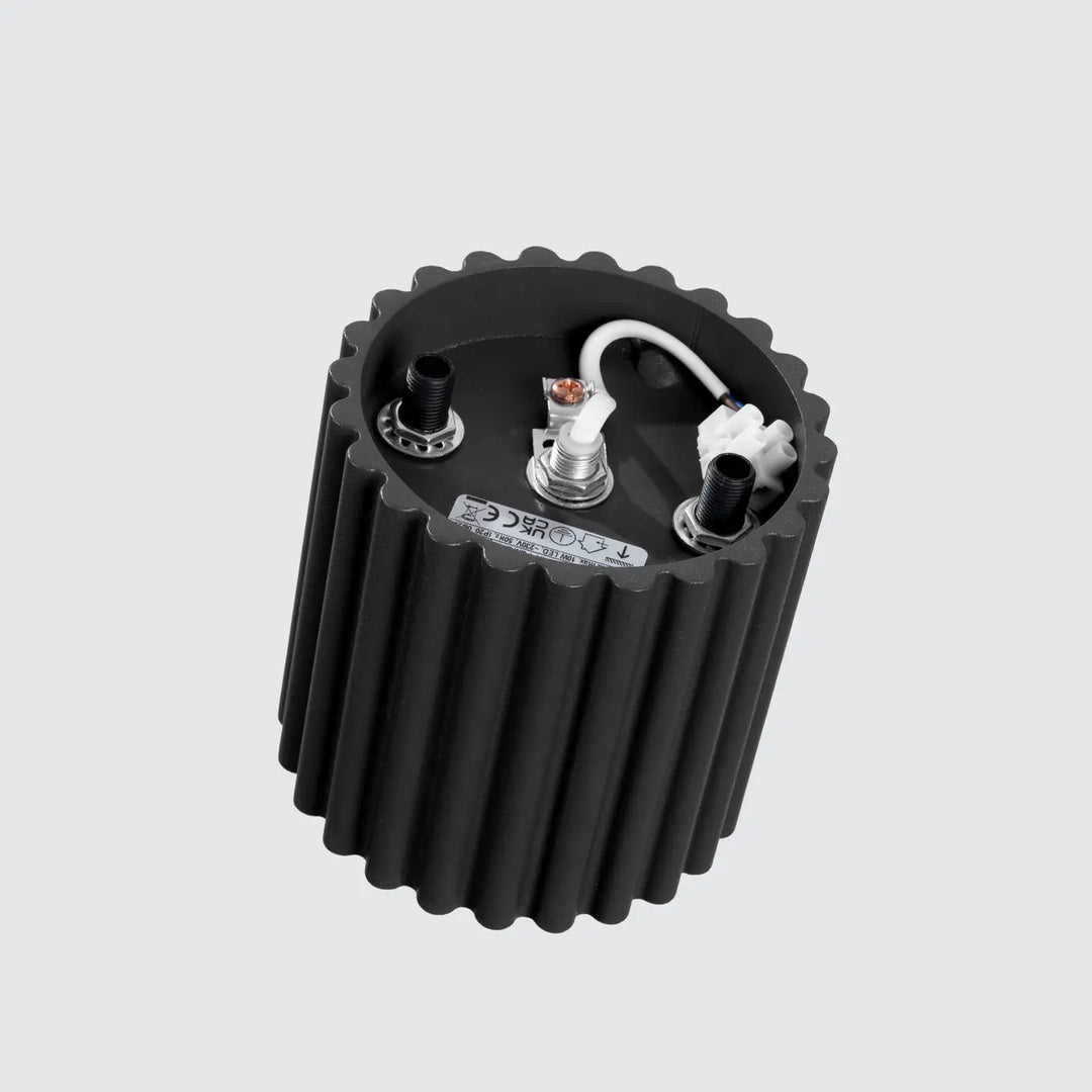 Luminaire plafonnier aura 1 en noir avec dissipateur thermique cylindrique noir à forme unique inspirée et bornes de montage