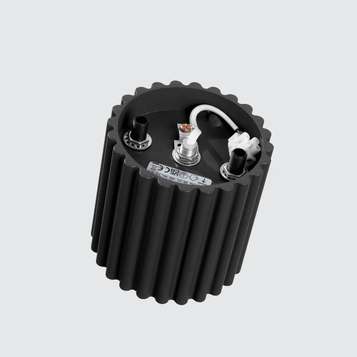 Luminaire plafonnier aura 1 en noir avec dissipateur thermique cylindrique noir à forme unique inspirée et bornes de montage