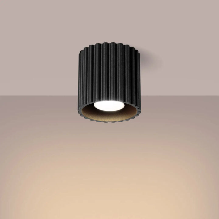 Luminaire plafonnier aura 1 noir avec ampoule led blanc chaud et forme unique inspirée à texture cannelée