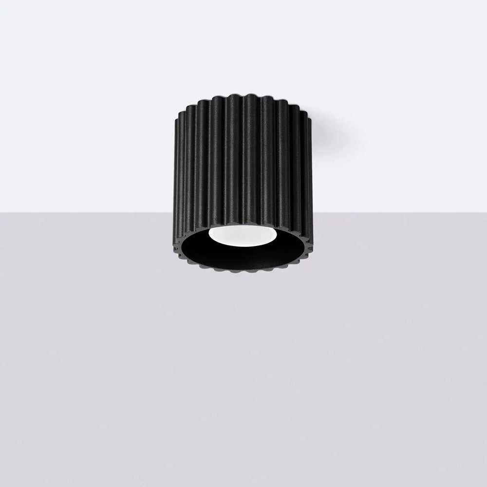 Luminaire plafonnier aura 1 noir avec forme unique inspirée, texture côtelée et lentille circulaire blanche centrale