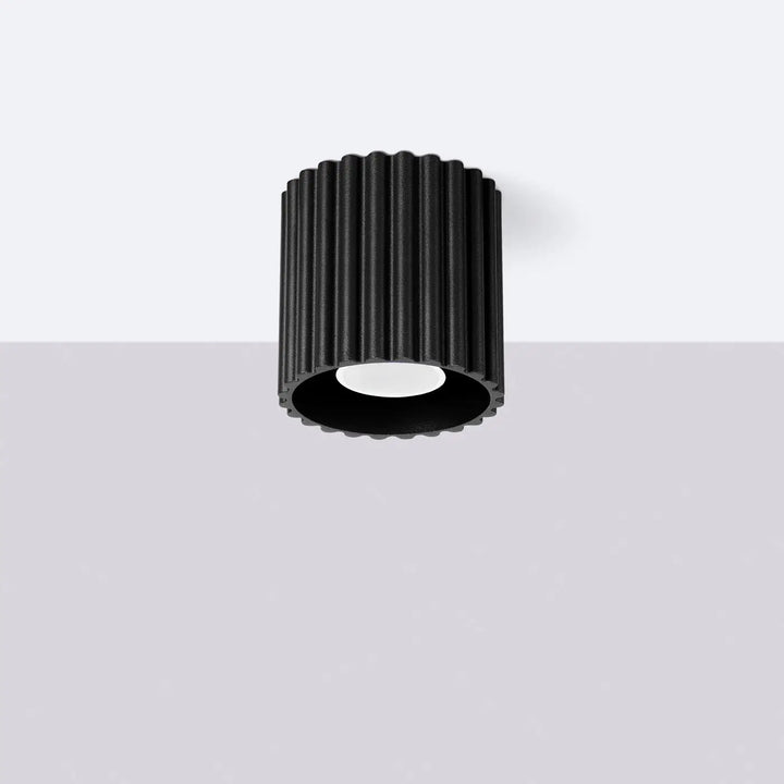 Luminaire plafonnier aura 1 noir avec forme unique inspirée, texture côtelée et lentille circulaire blanche centrale
