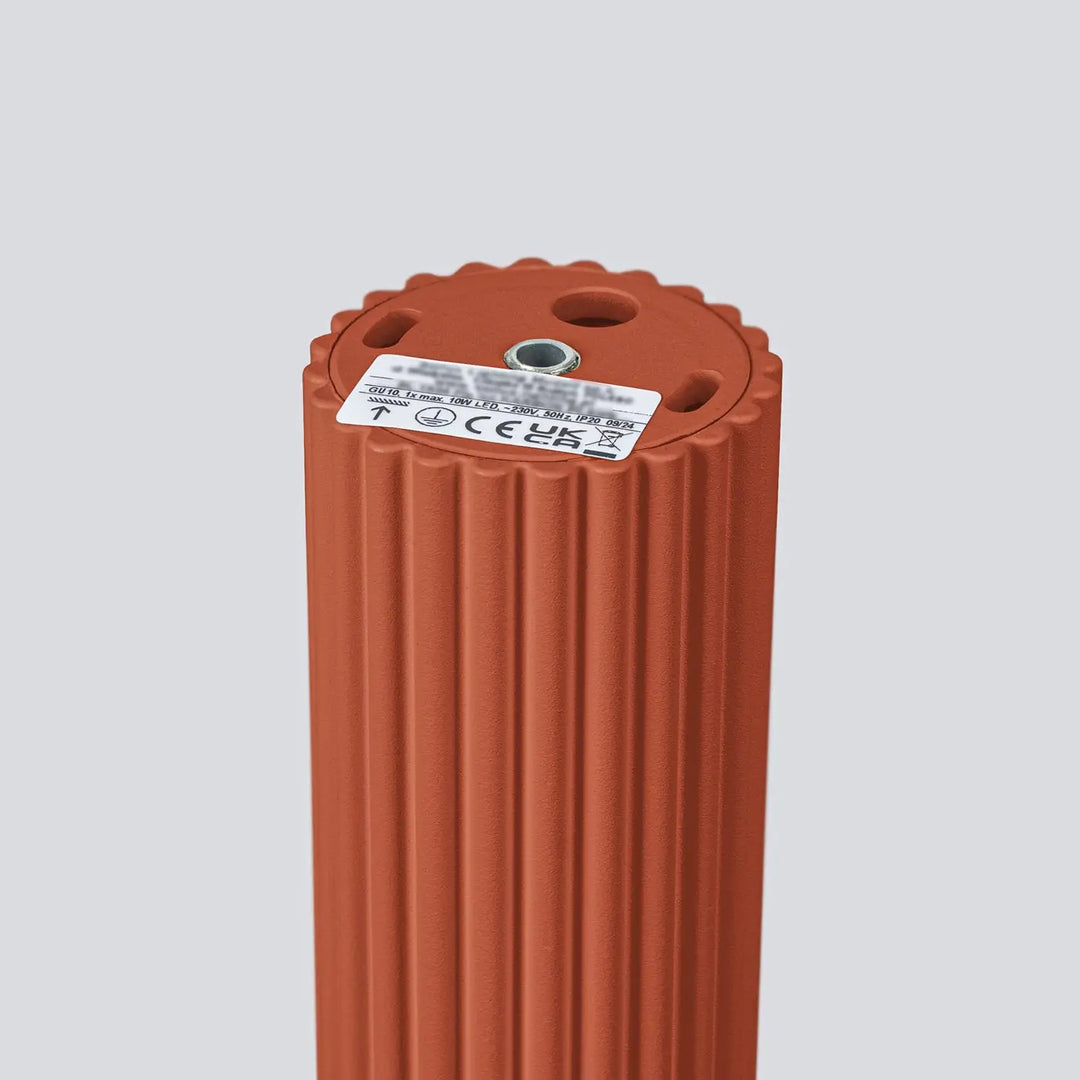 Plafonnier karbon allie design minimaliste rouge ocre avec radiateur cylindrique vertical et ampoules gu10 interchangeables